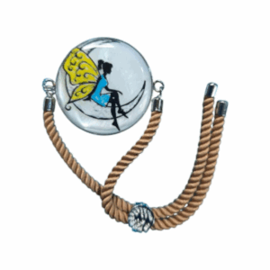 Hada alas amarillas sobre la luna,siente la protección y la paz siempre contigo