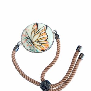 Mariposa blanca y naranja ,transmite fuerza y pureza